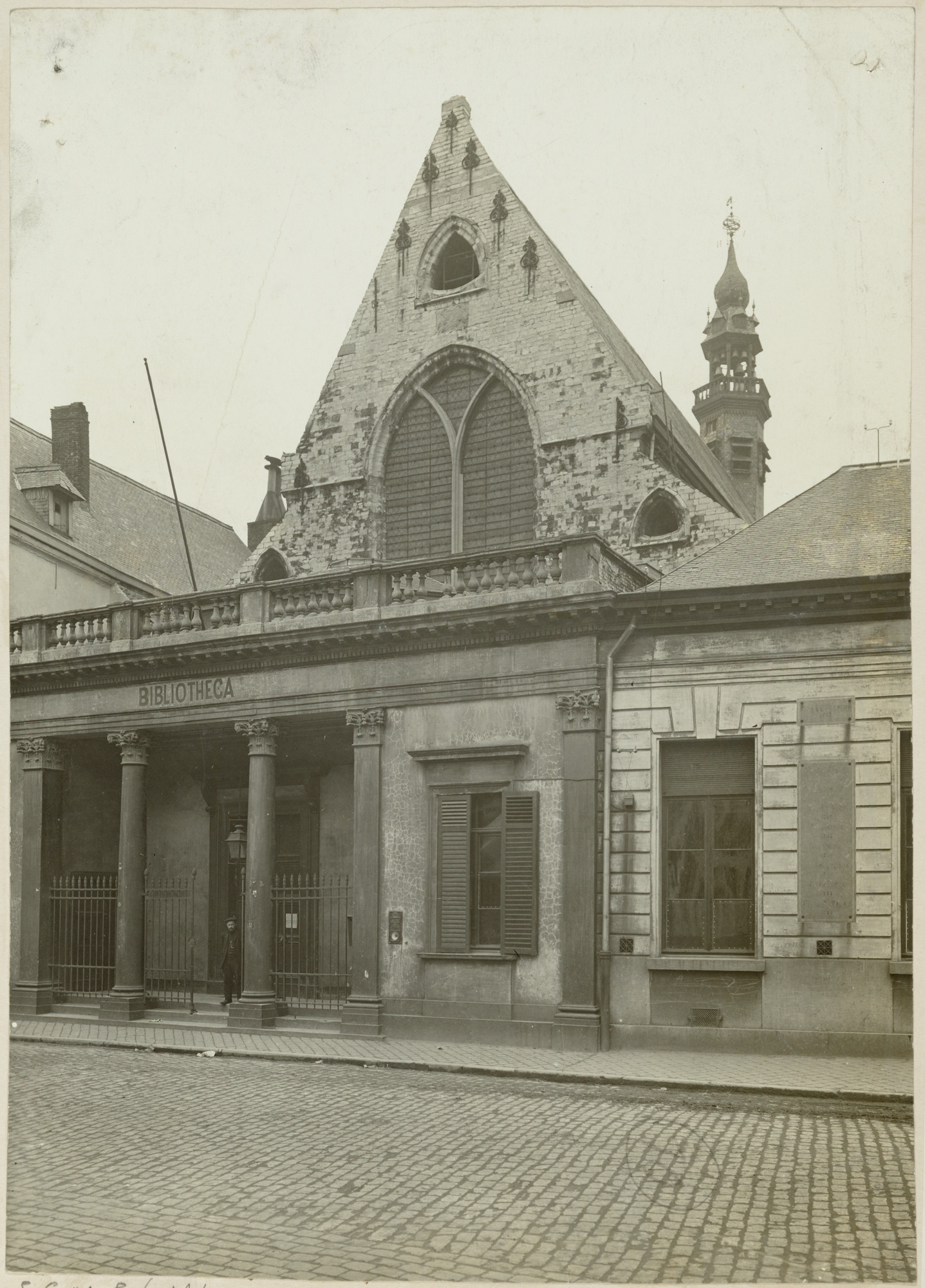 Gent: Ottogracht: Baudeloabdij: Stads- en Universiteitsbibliotheek: gevel