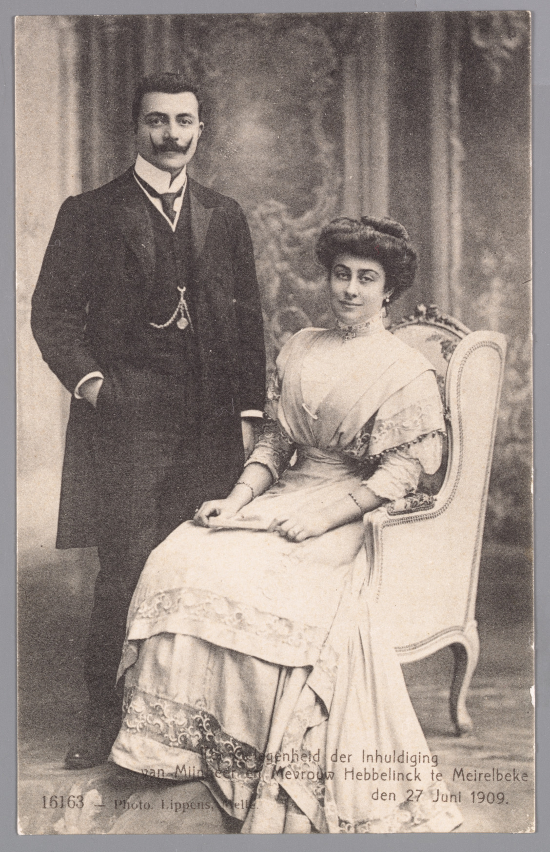 Portretfoto van het echtpaar Hebbelinck bij hun inhuldiging in Merelbeke, 27 juni 1909