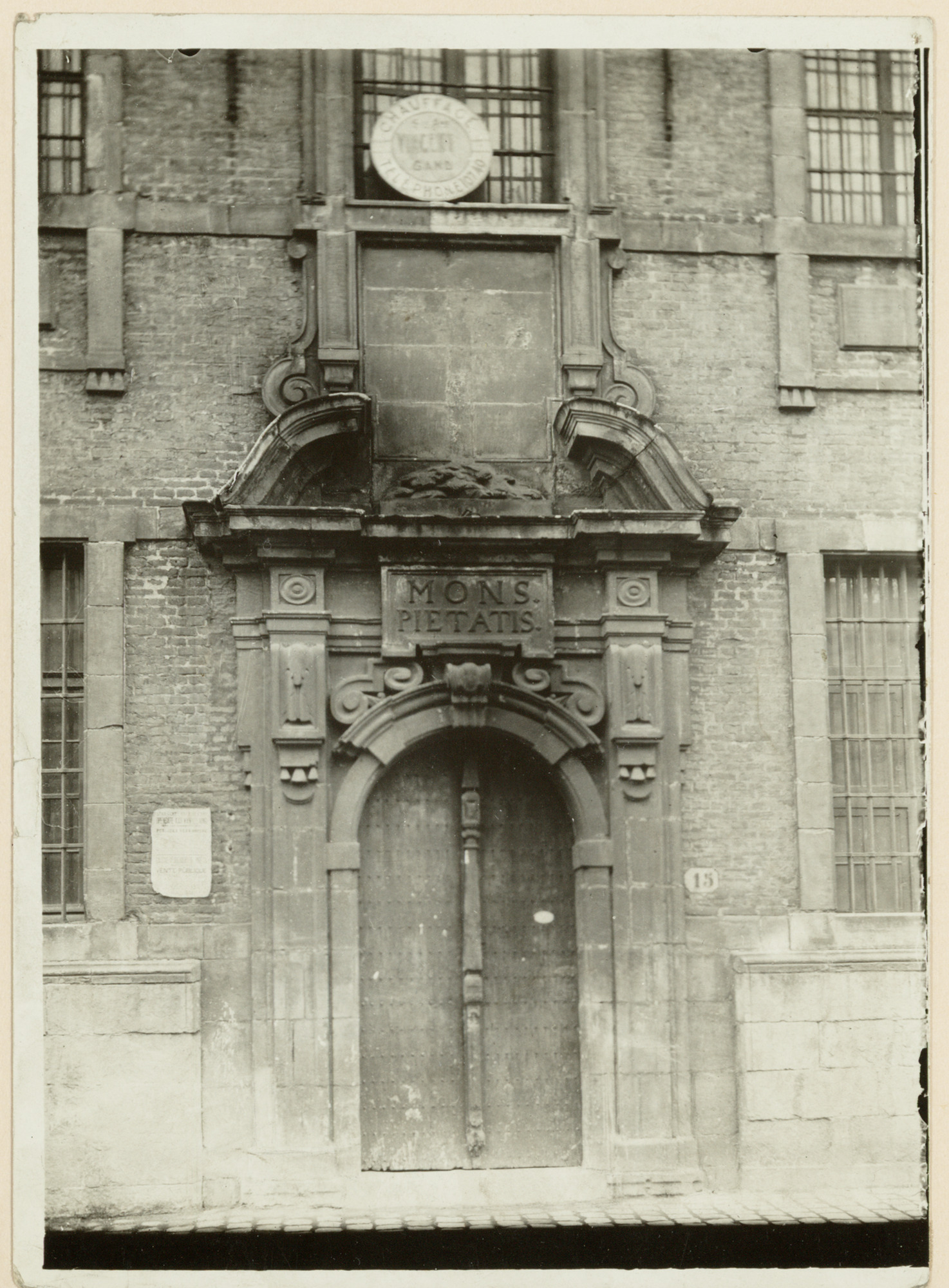 Gent: Toegangsdeur Berg van Barmhartigheid, Abrahamstraat