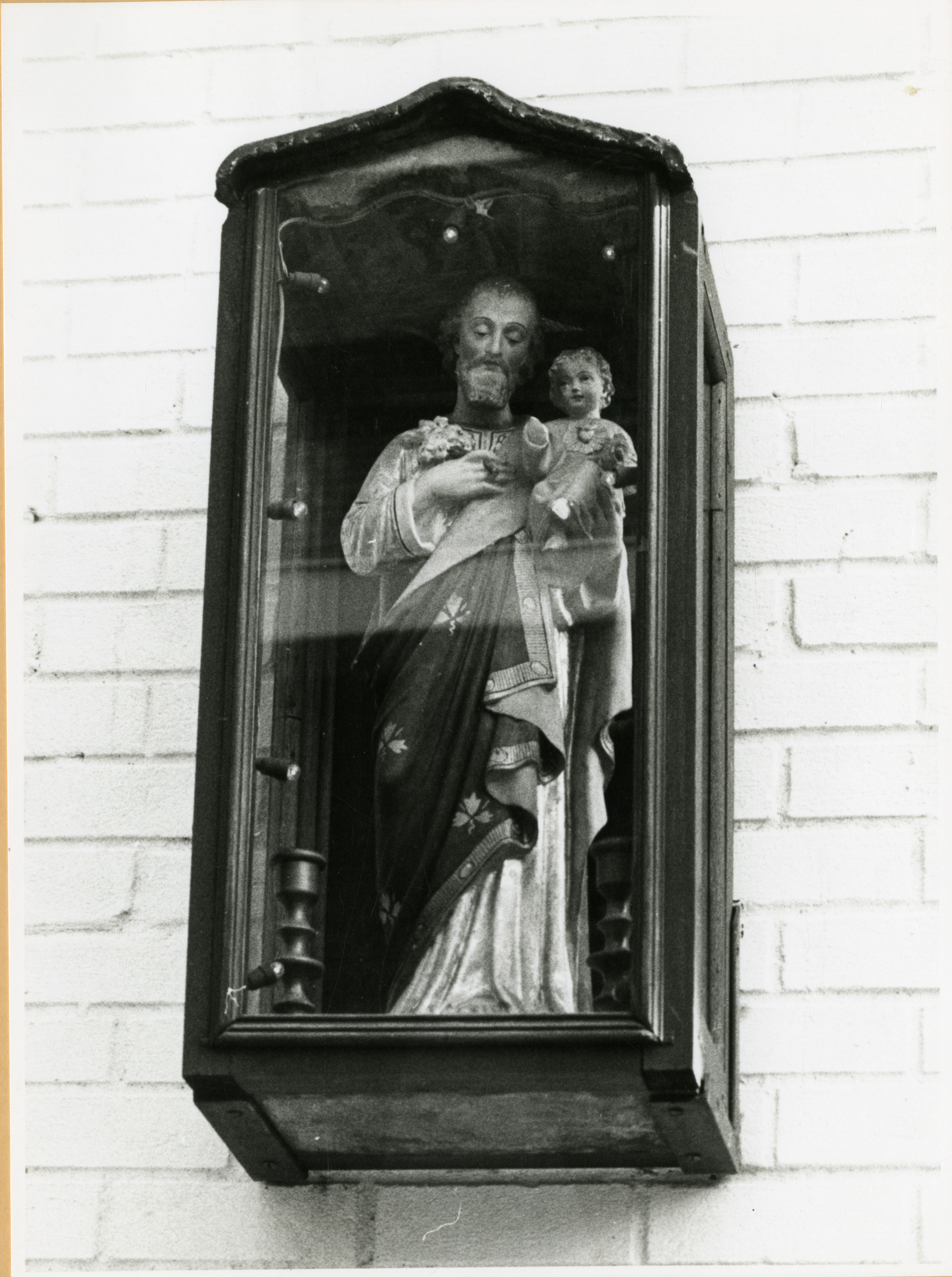 Gent: De Pintelaan 54: gevelkapel: St-Jozef met kind Jezus, 1979