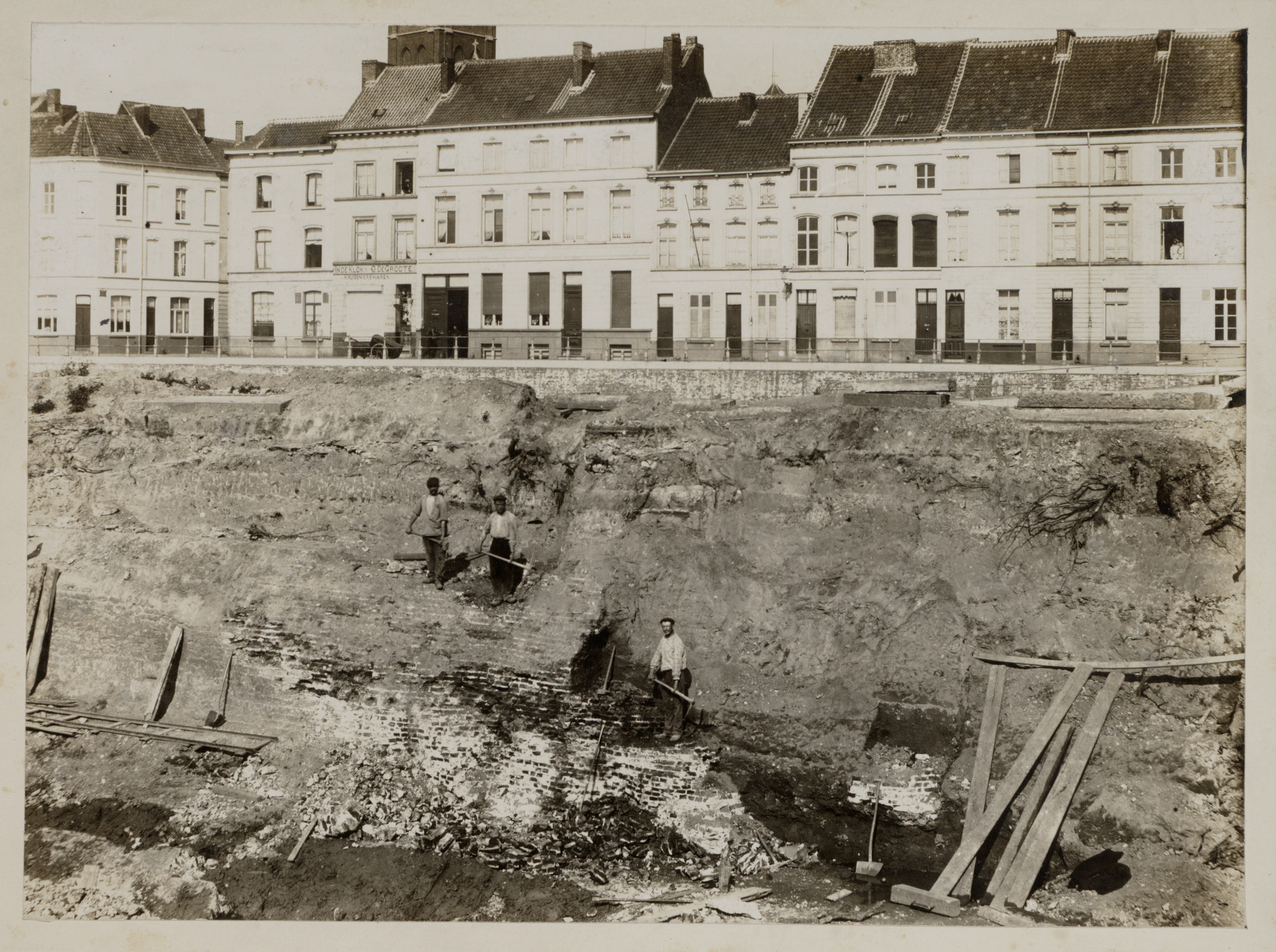 Gent: Voorhoutkaai, afbraakwerken oude Abdijbrug (restanten Spanjaardenkasteel), 13 augustus 1909