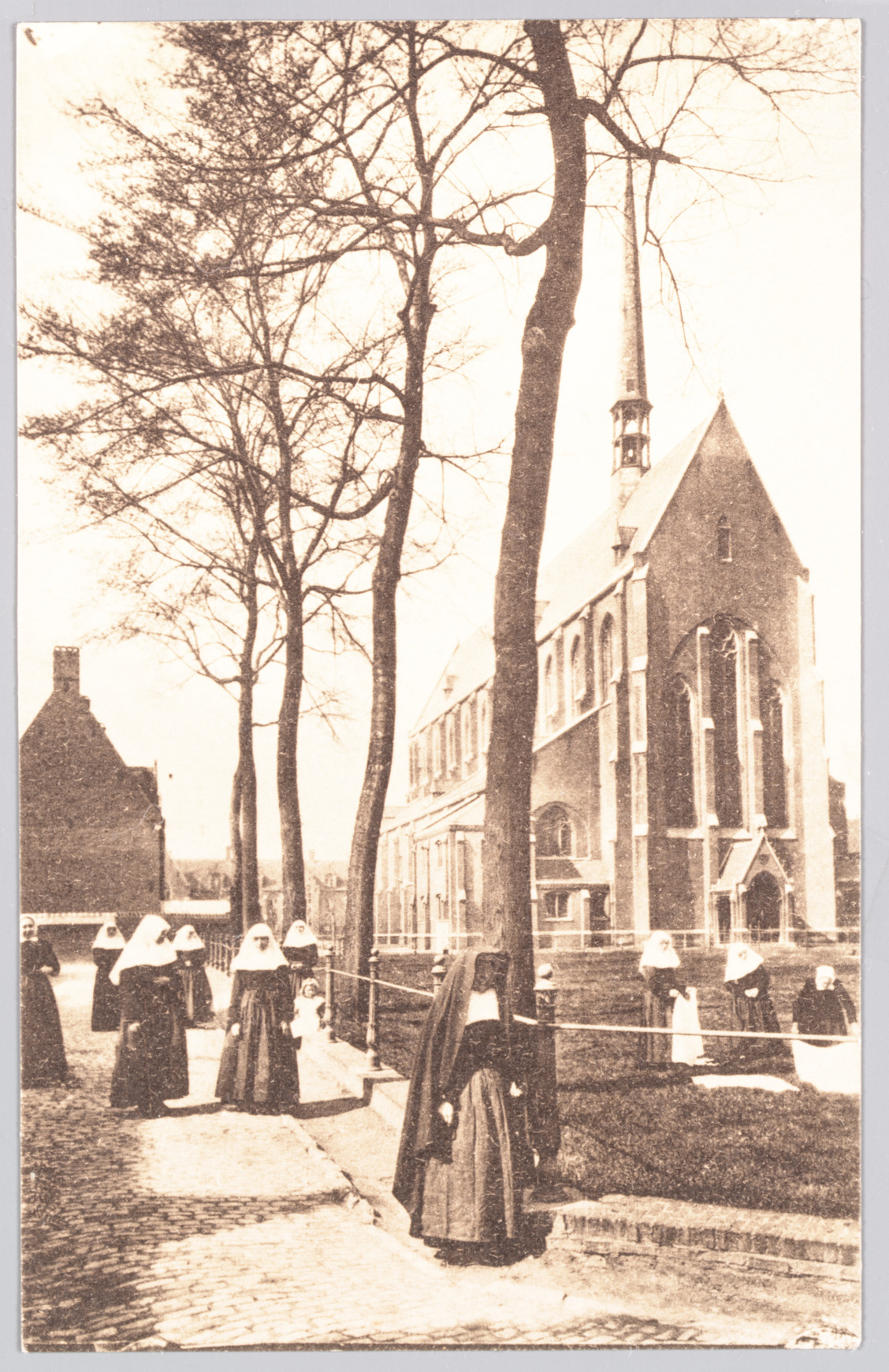 Sint-Amandsberg: Groot Begijnhof: binnenplein (Sint-Beggaplein) en kerk, begijnen op wandel en aan het werk (bleken van linnen)