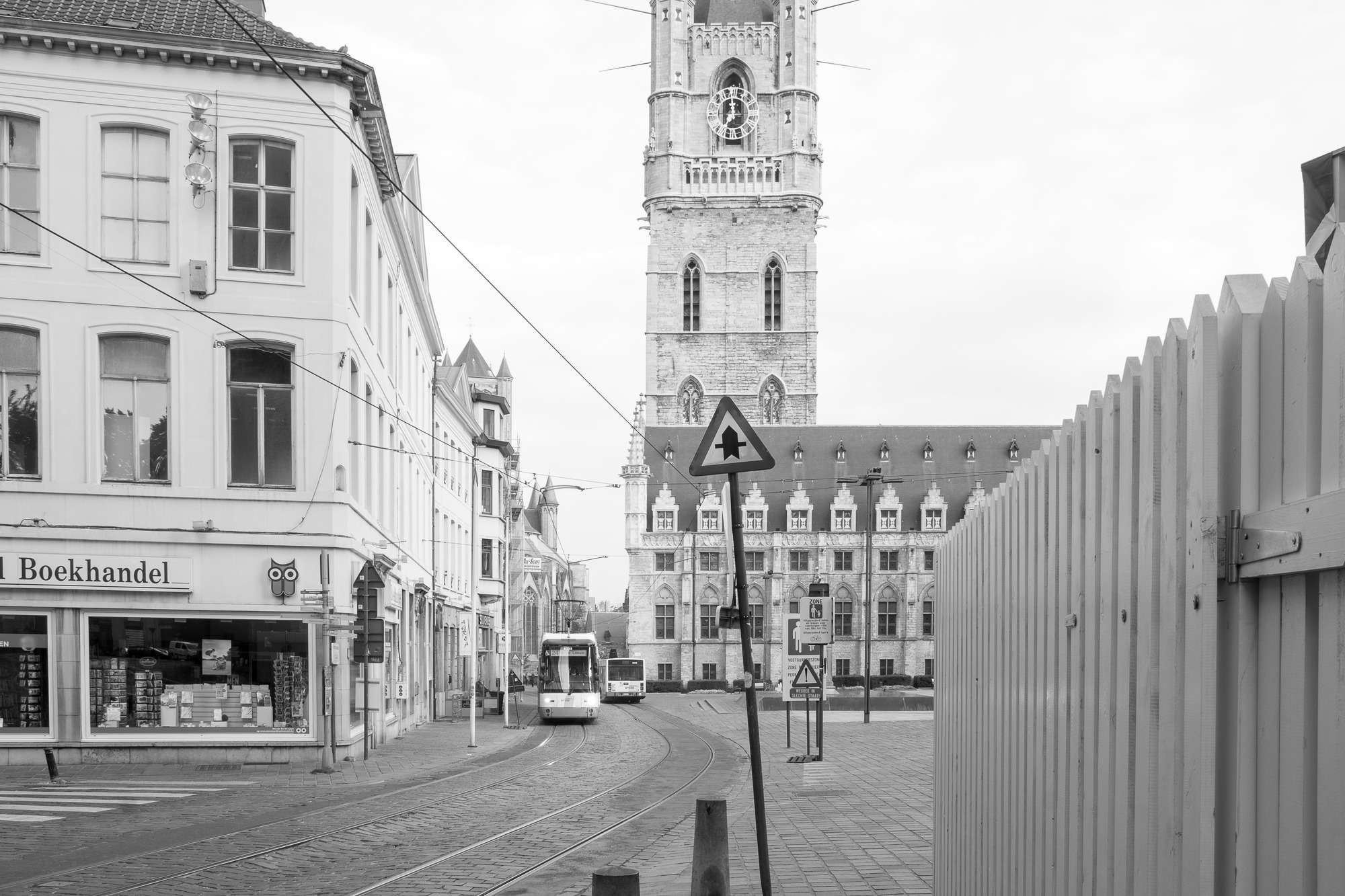 Gent: Sint-Baafsplein, hoek Lange Kruisstraat: zicht op Belfort en Lakenhal