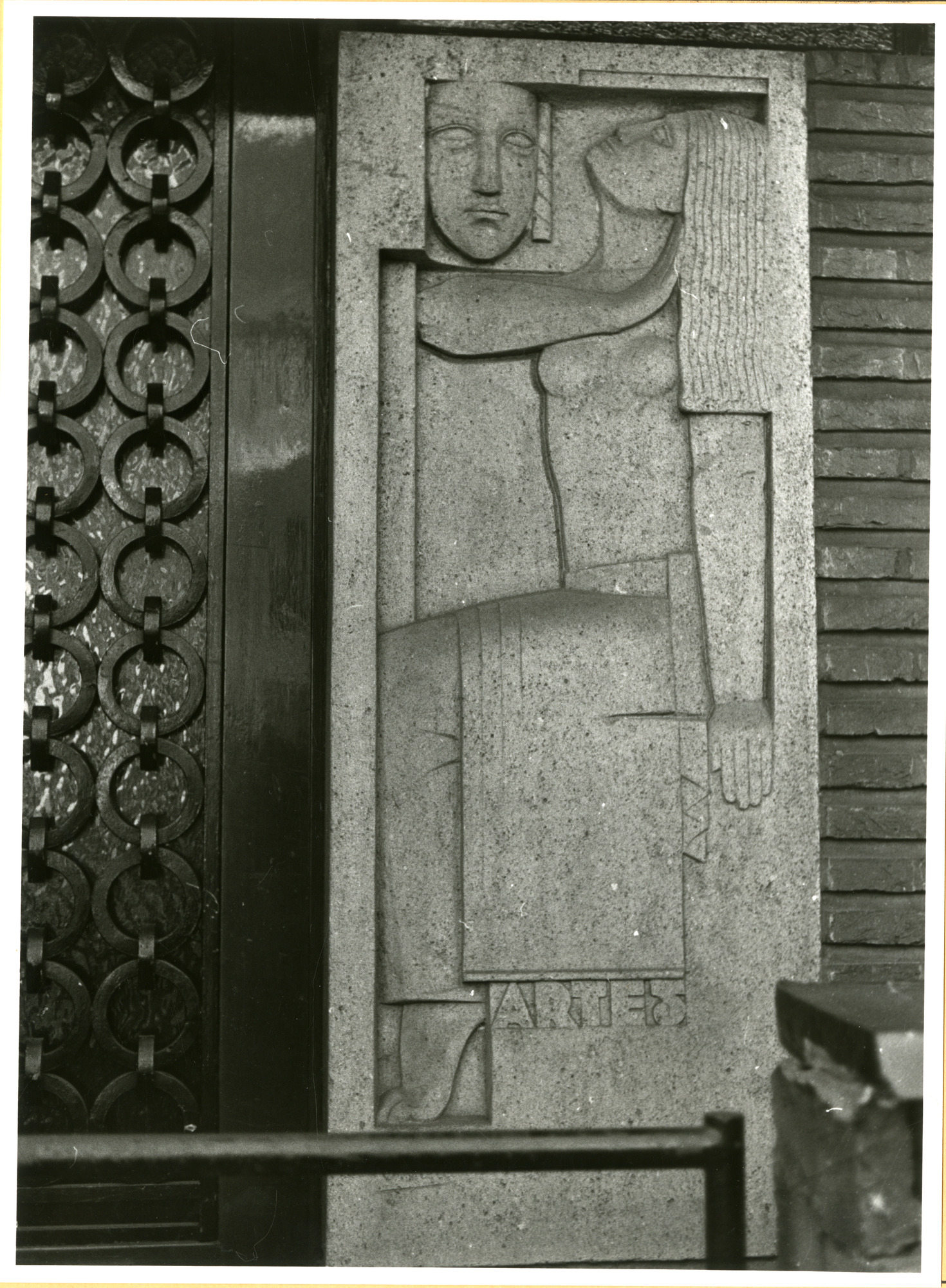 Gent: Bernard Spaelaan 131-135: reliëf: Artes, 1979