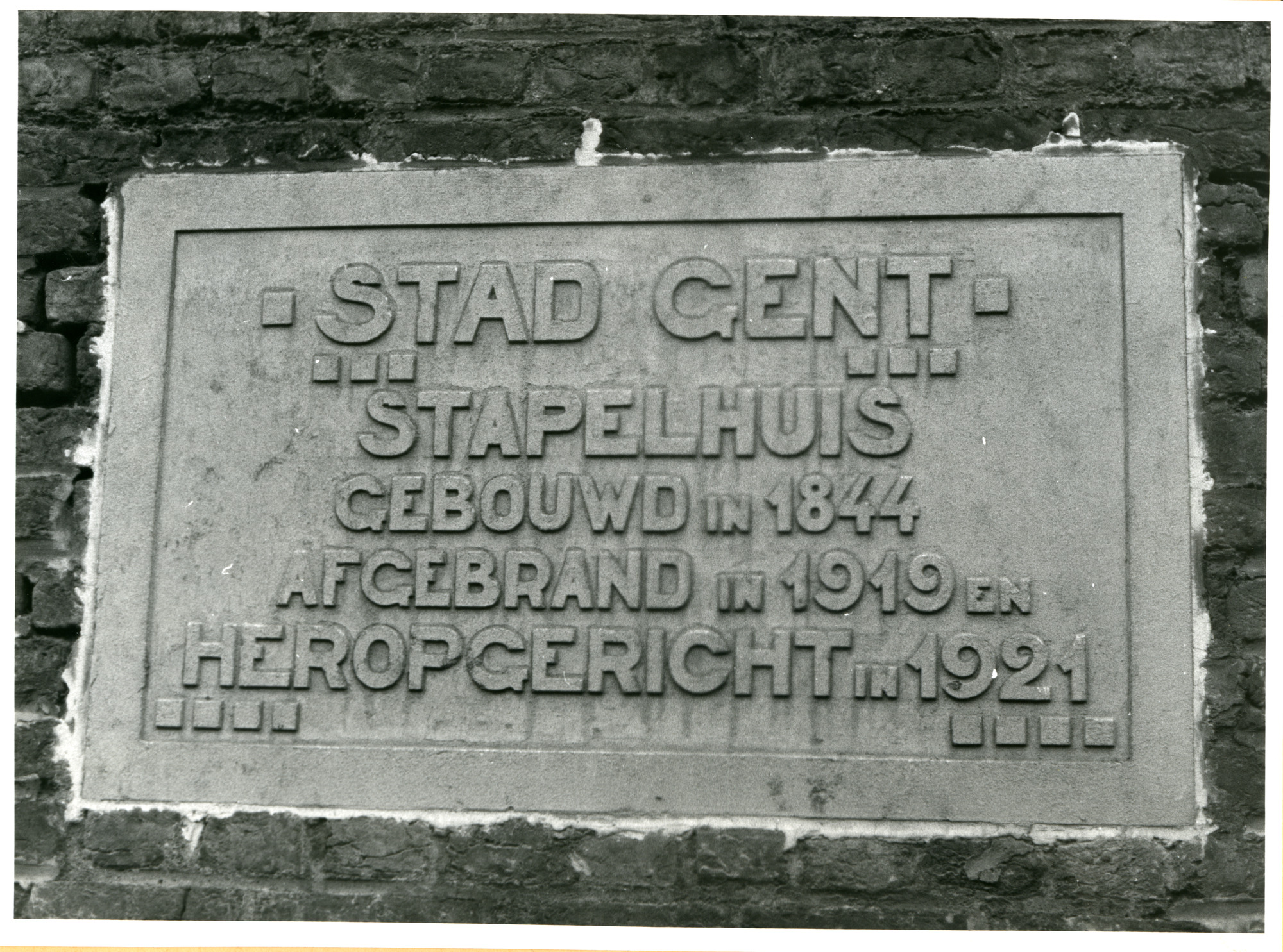 Gent: Stapelplein: Gedenkplaat, 1979