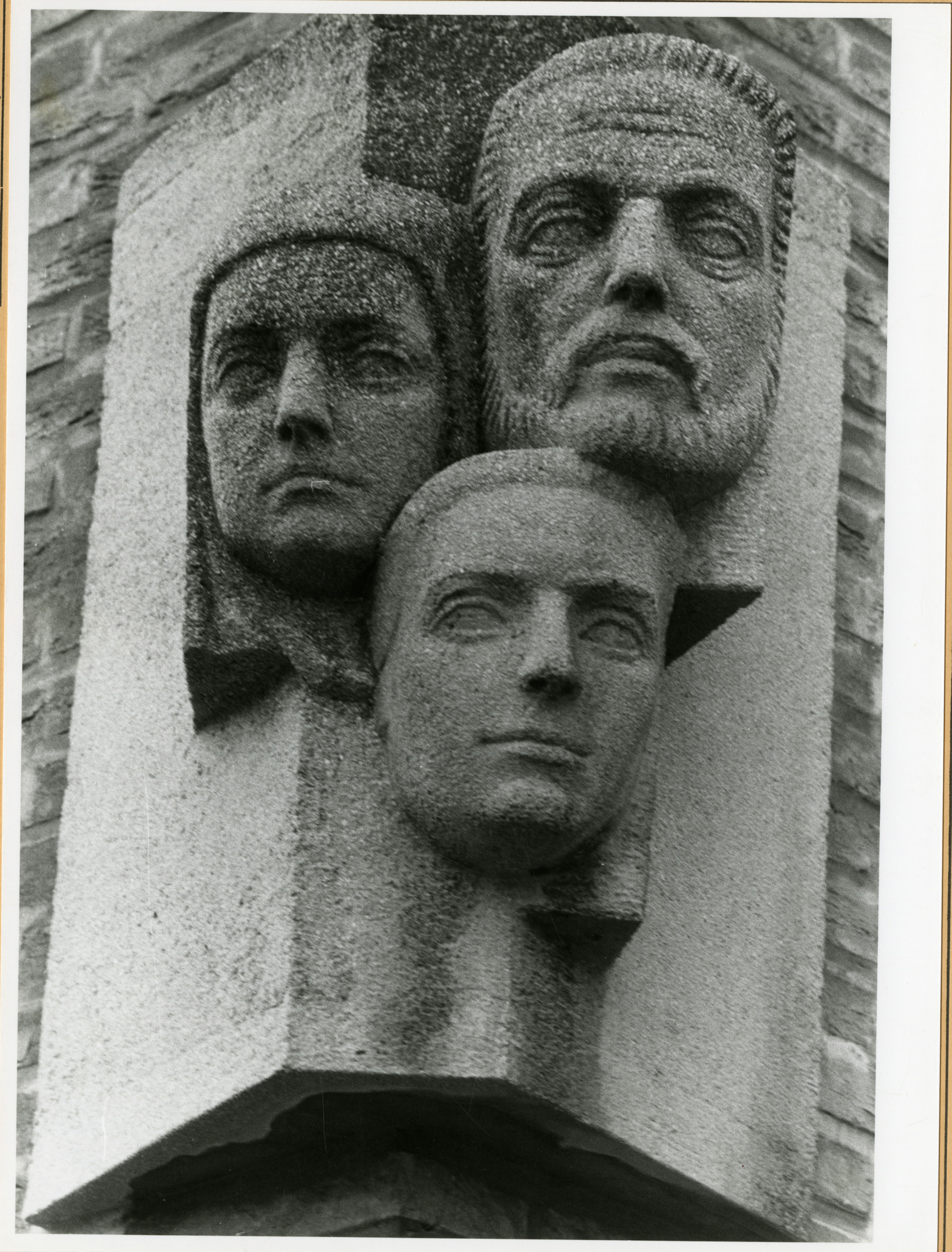 Gent: Drongensesteenweg 208: gevelsteen: "Het gezin", 1979