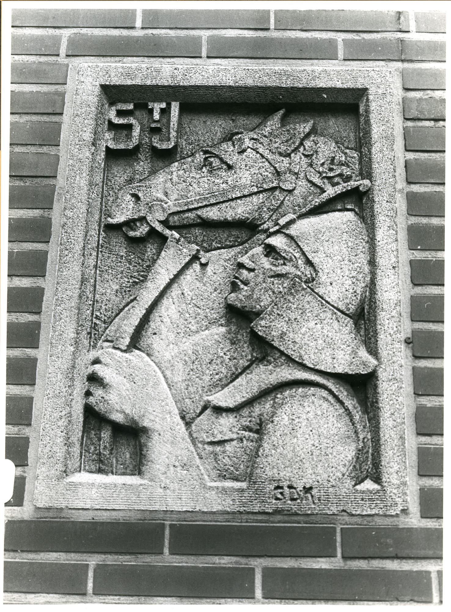 Mariakerke: Spellewerkstraat 11: Beeldhouwwerk, 1979