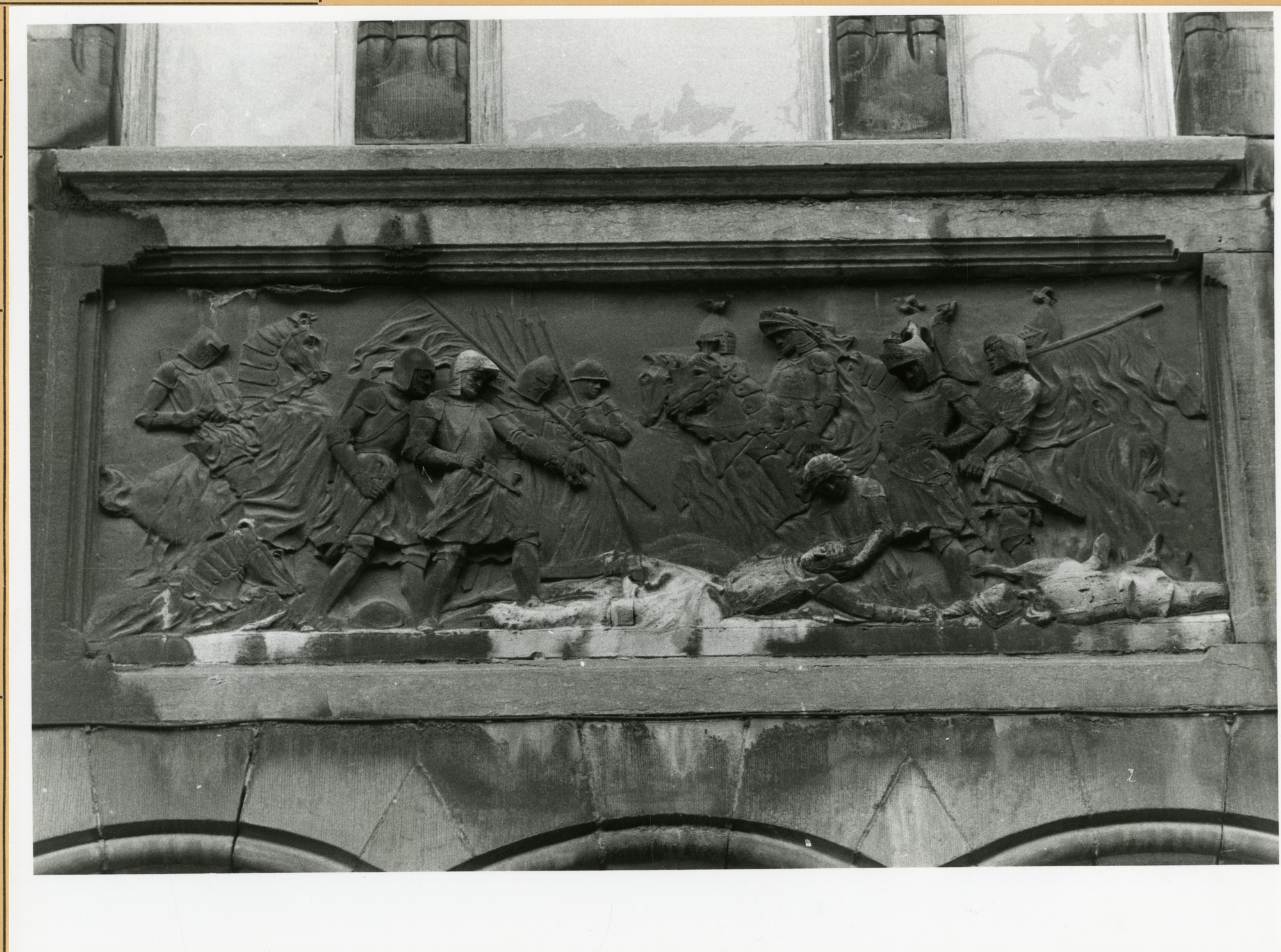 Gent: Belfortstraat 1: reliëf: slag bij West-Rozebeke, 1979