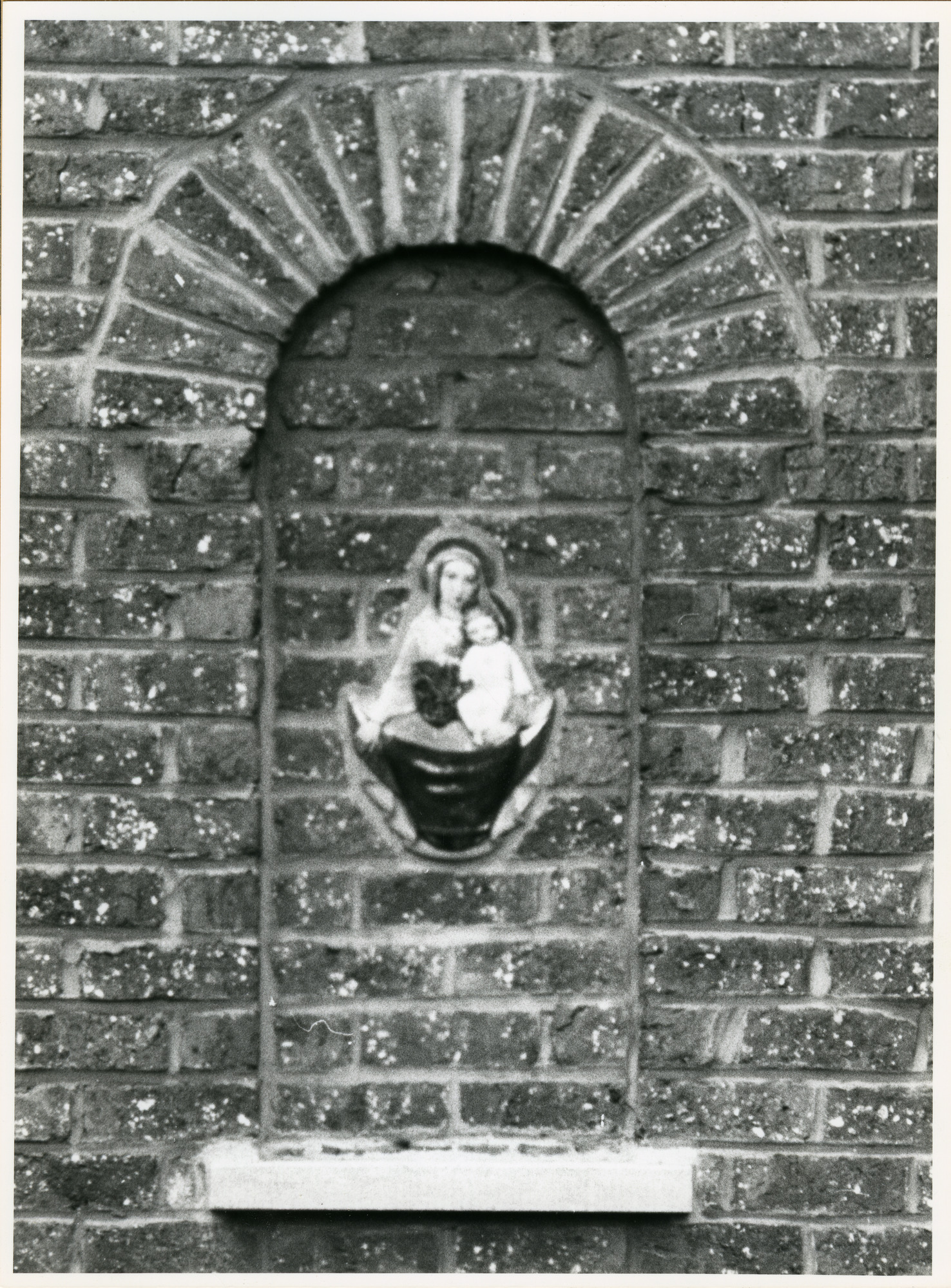 Mariakerke: René Van De Puttestraat 11: Beeldhouwwerk, 1979