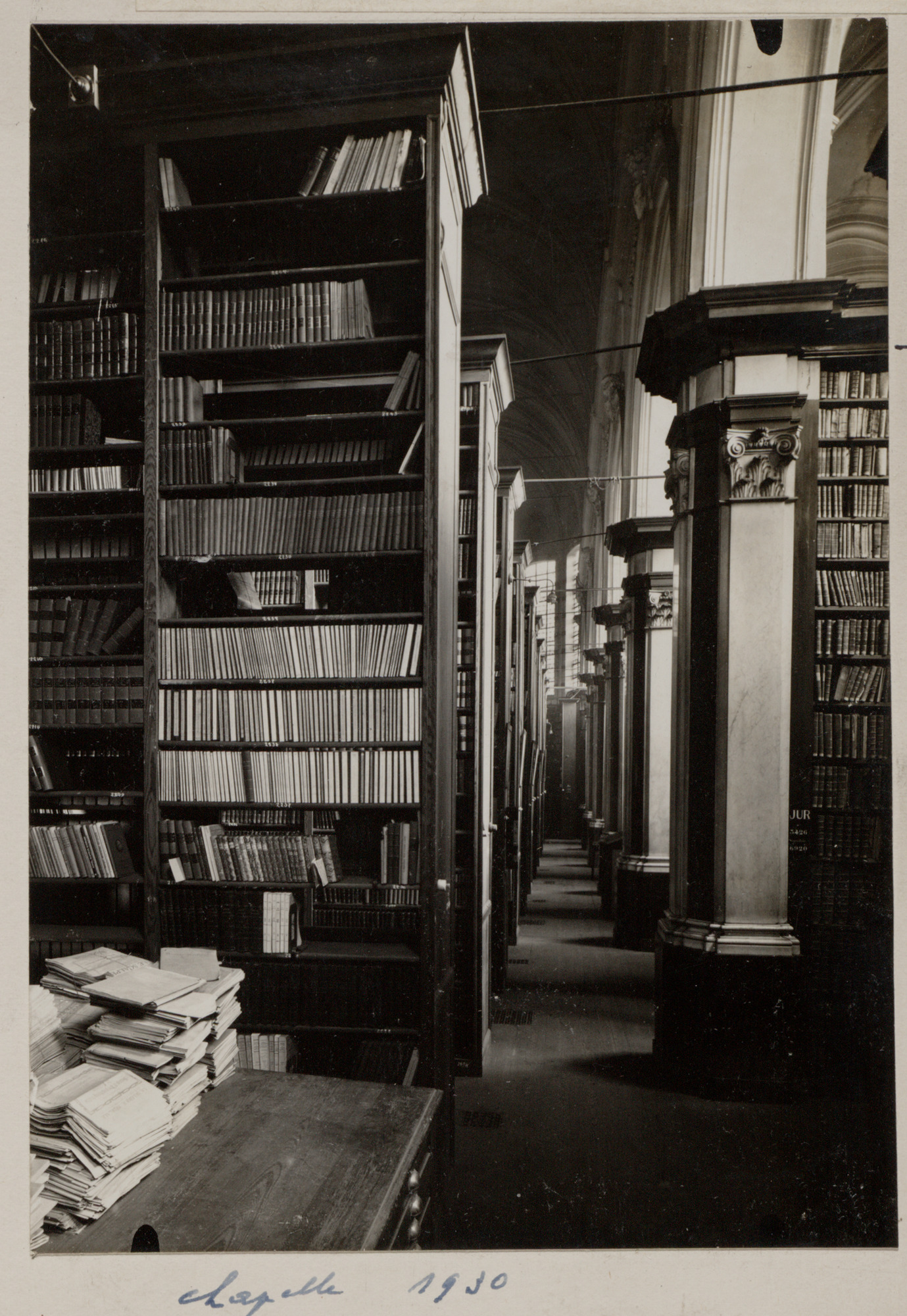 Gent: Baudeloabdij (Stads- en Universiteitsbibliotheek): magazijn met boekenrekken in de kapel, 1930