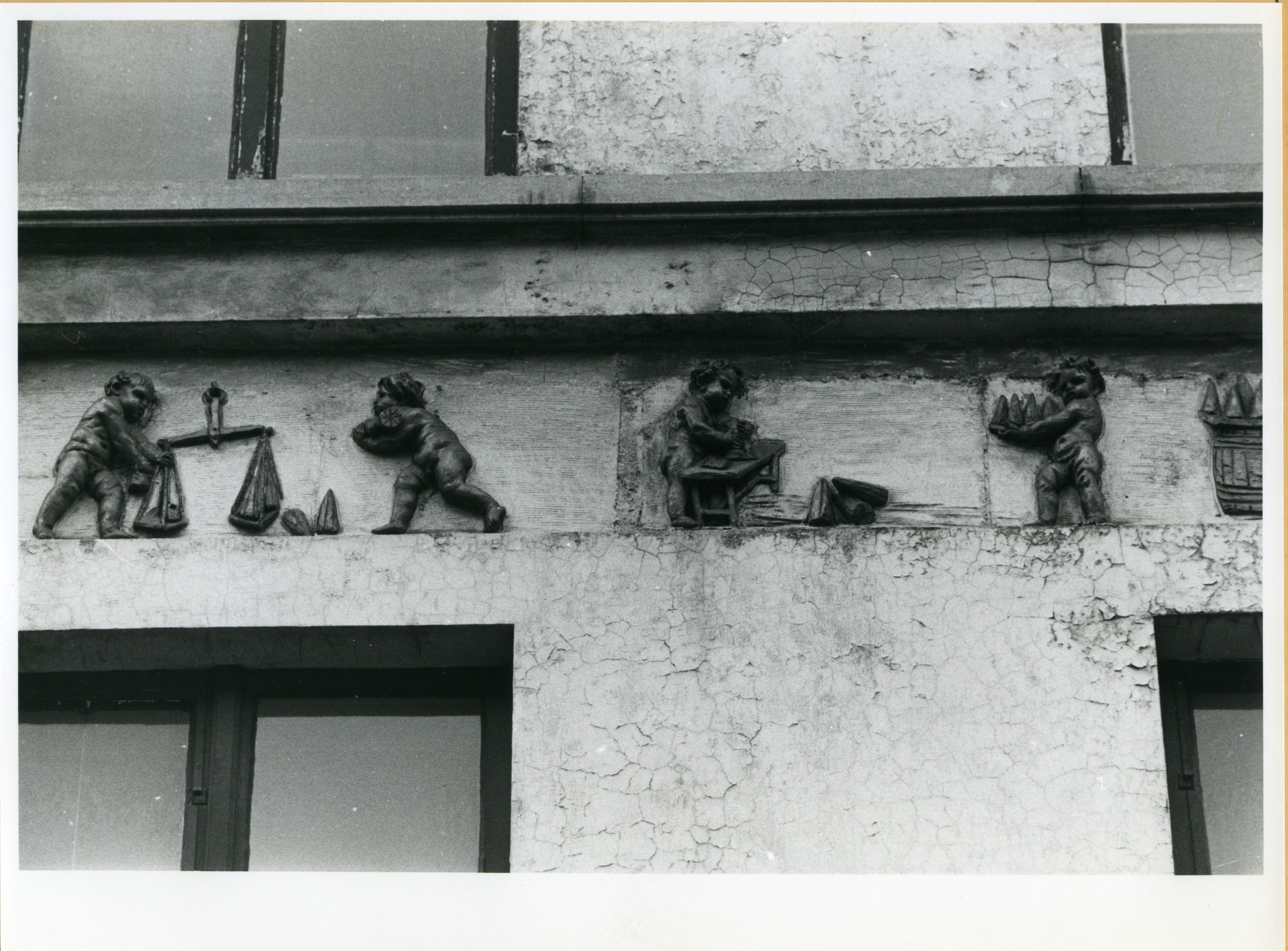 Gent: Sleepstraat 145-155: Gevelstenen, 1979