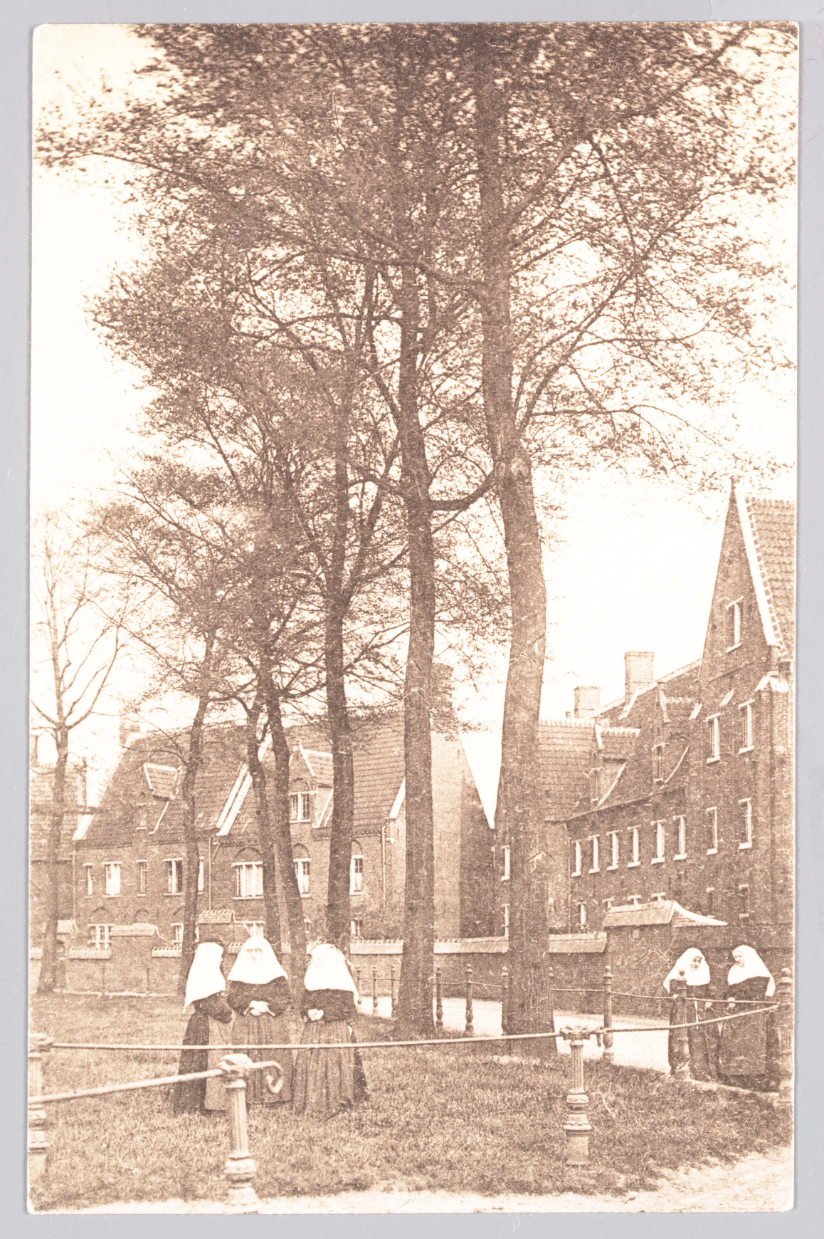 Sint-Amandsberg: Groot Begijnhof: begijnen op het binnenplein (Sint-Beggaplein)