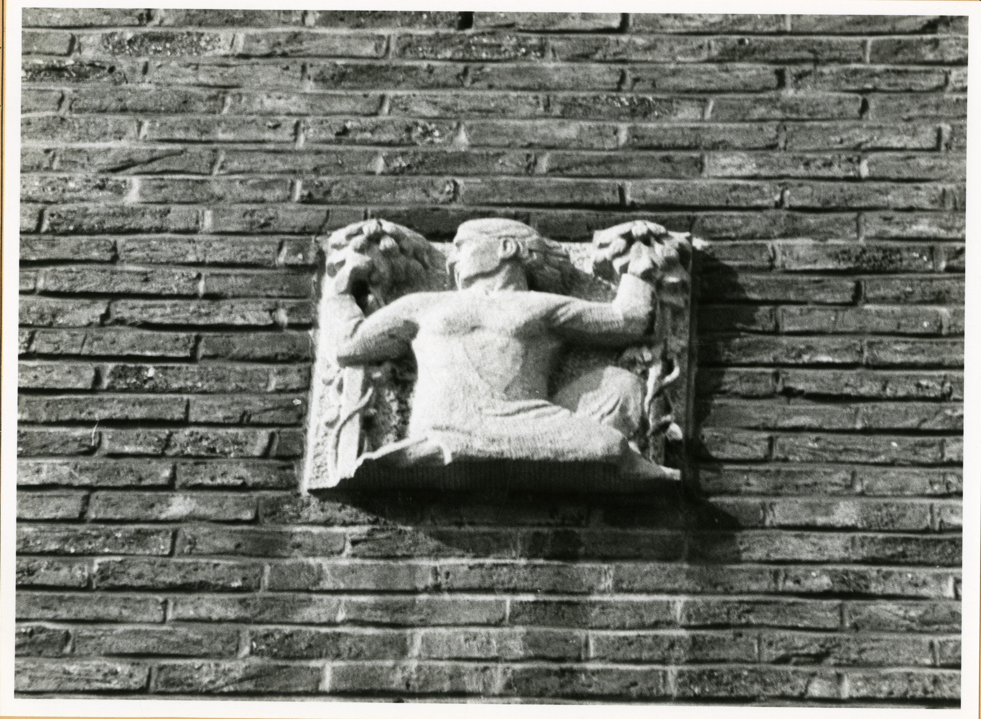 Gent: Henegouwenstraat: Provinciaal Bestuur: reliëfs: symbolen Oost-Vlaanderen, 1979