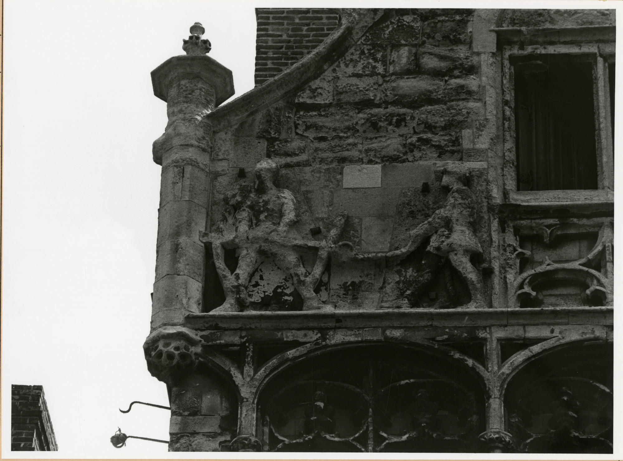 Gent: Graslei 14: Vrije Schippershuis: reliëf: schippers, 1980