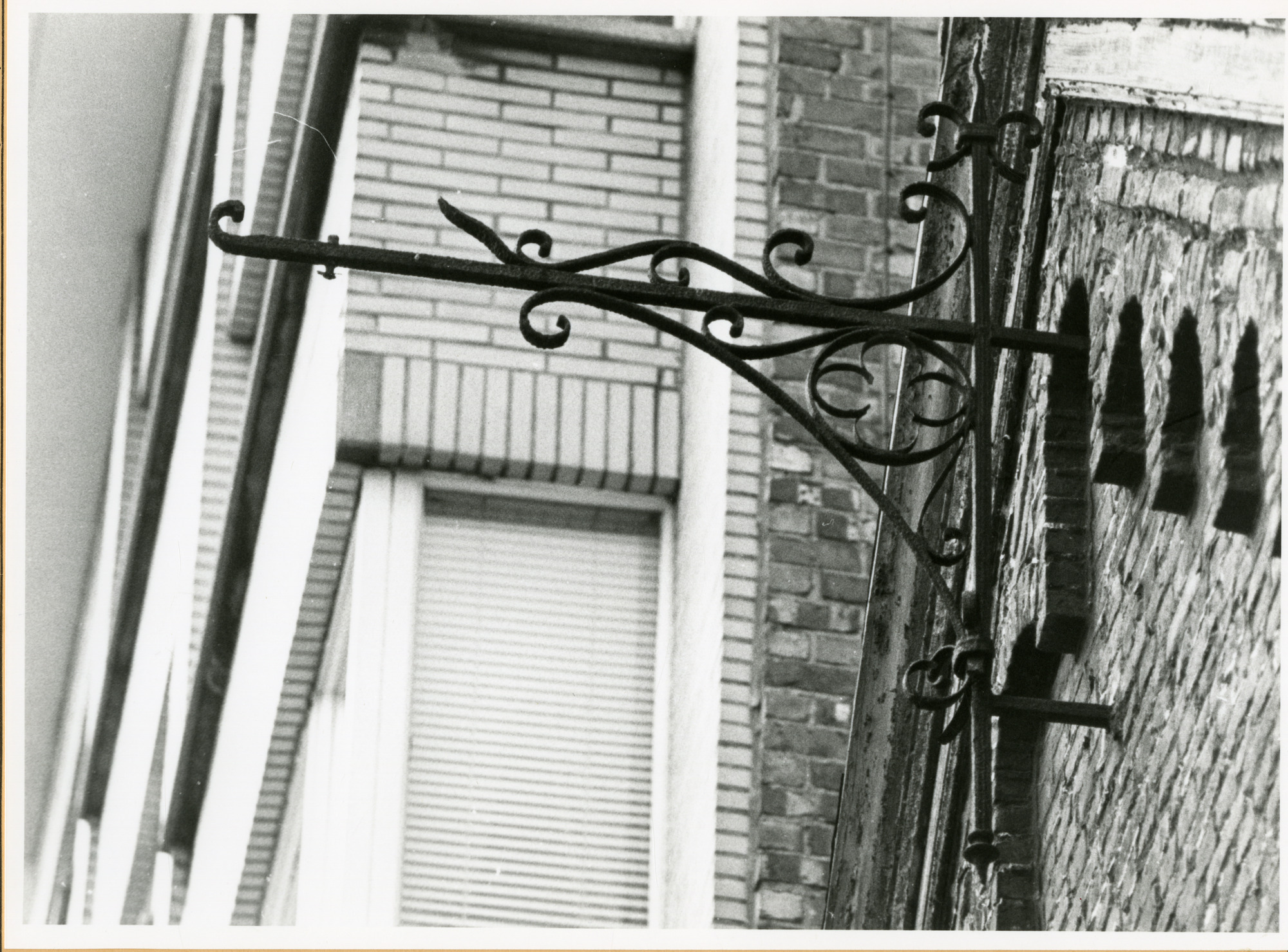 Gent: Henleykaai 4: gevelversiering voor uithangbord, 1979