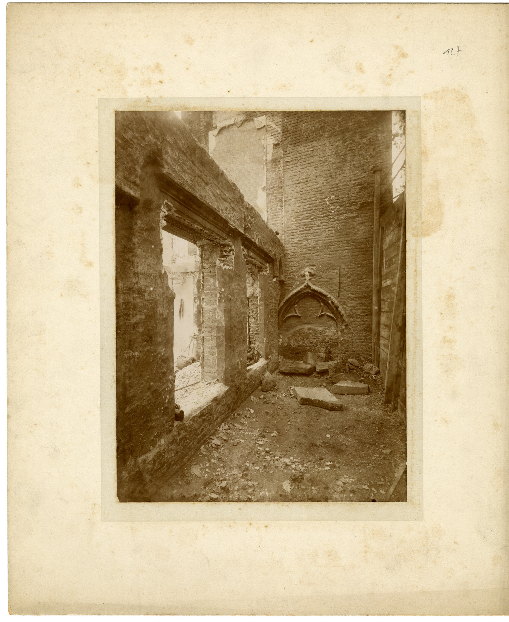 Gent: Muurrestanten bij afbraak van de huizen in de Regnessestraat in 1897