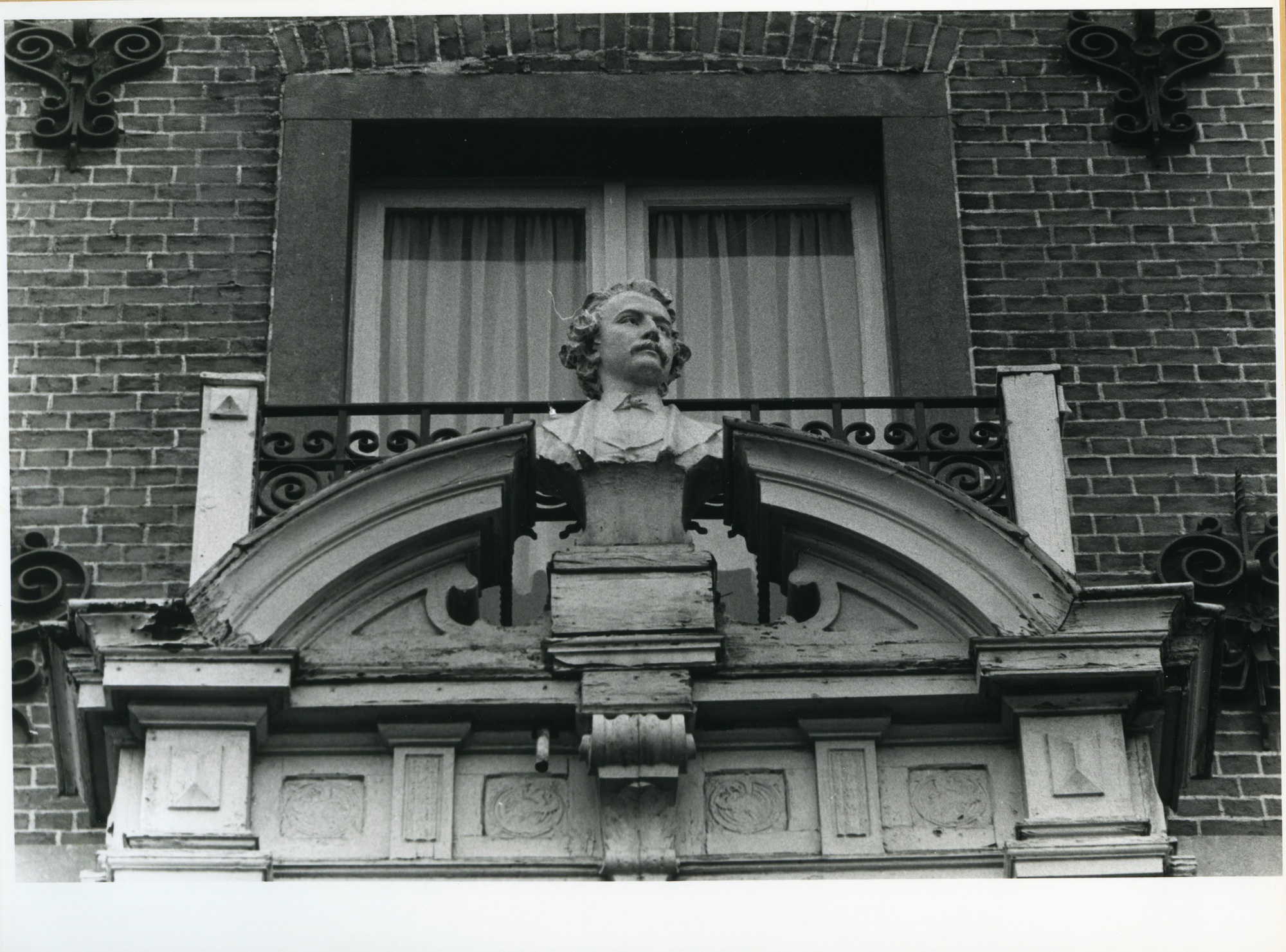 Gent: Vlaamse Kaai 57: Borstbeeld, 1979