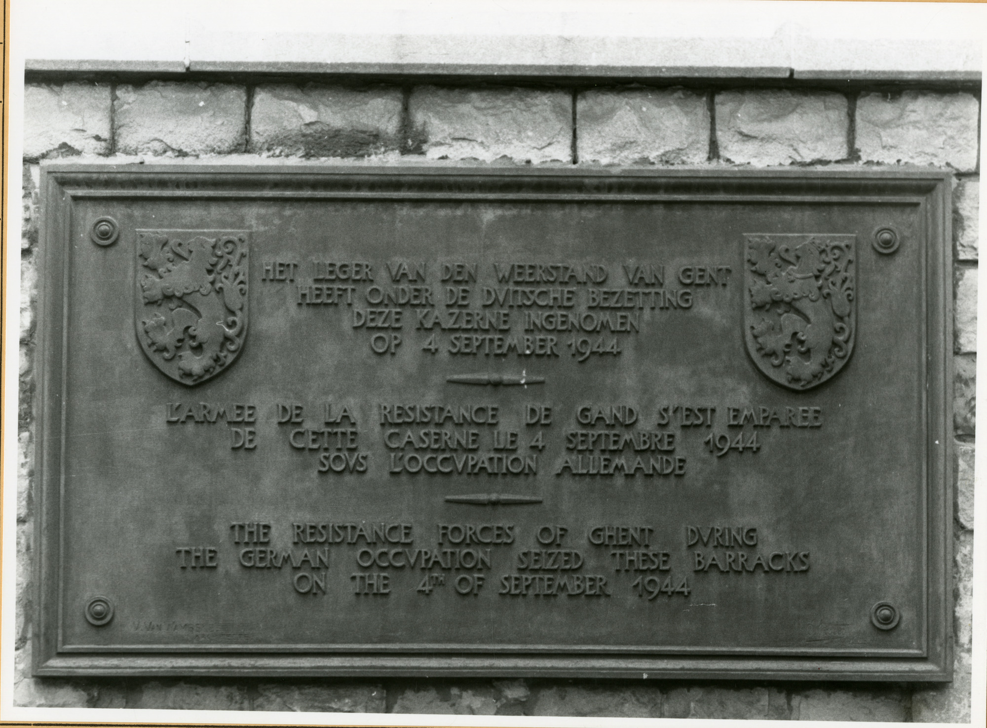 Gent: Charles de Kerchovelaan: Leopoldskazerne: gedenkplaat: leger van de weerstand, 1979