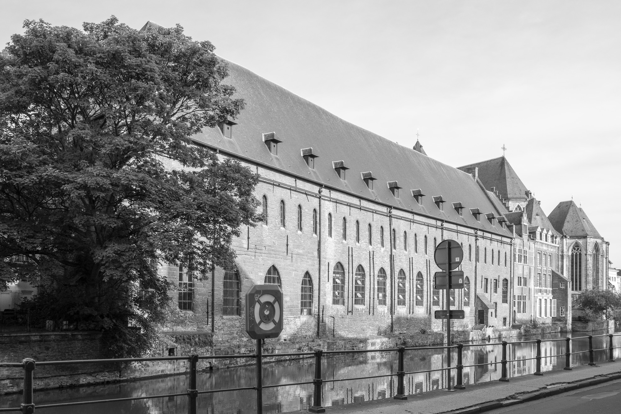 Gent: Dominicanenklooster (het Pand), zicht op Leie-gevel vanaf Predikherenlei