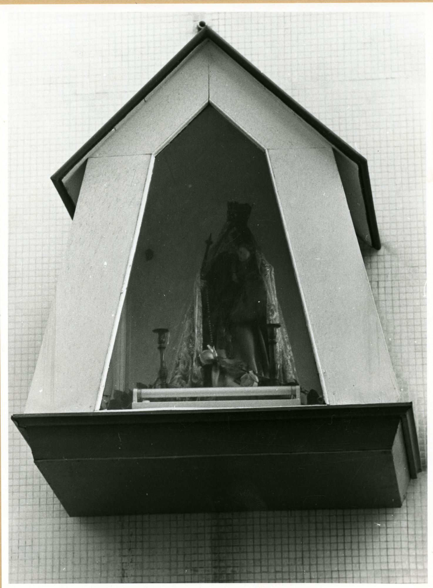 Gent: Belgradostraat 90: Gevelkapel: Maria met Kind