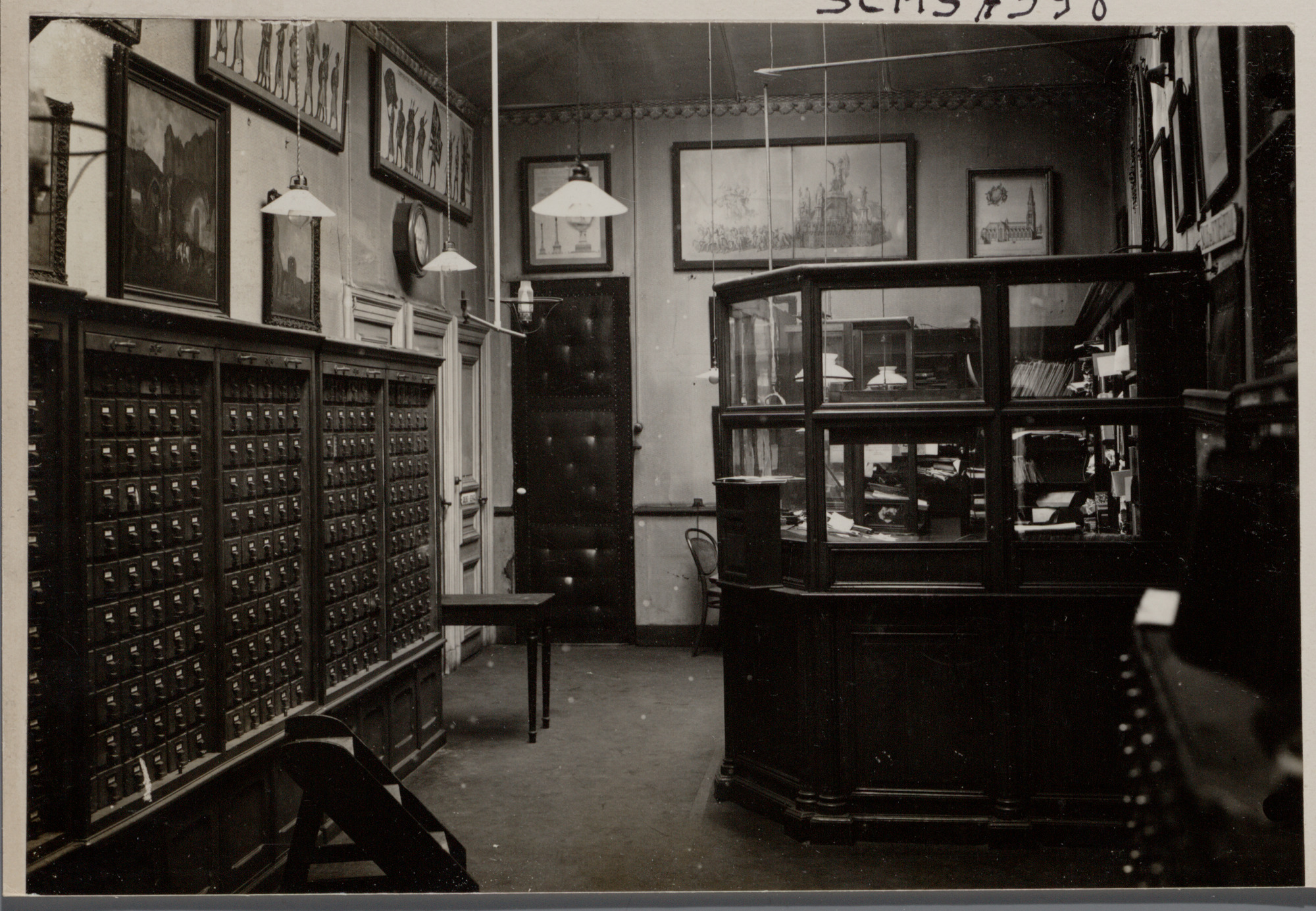 Gent: Baudeloabdij (Stads- en Universiteitsbibliotheek): zaal met catalogi en loket, vermoedelijk 1930